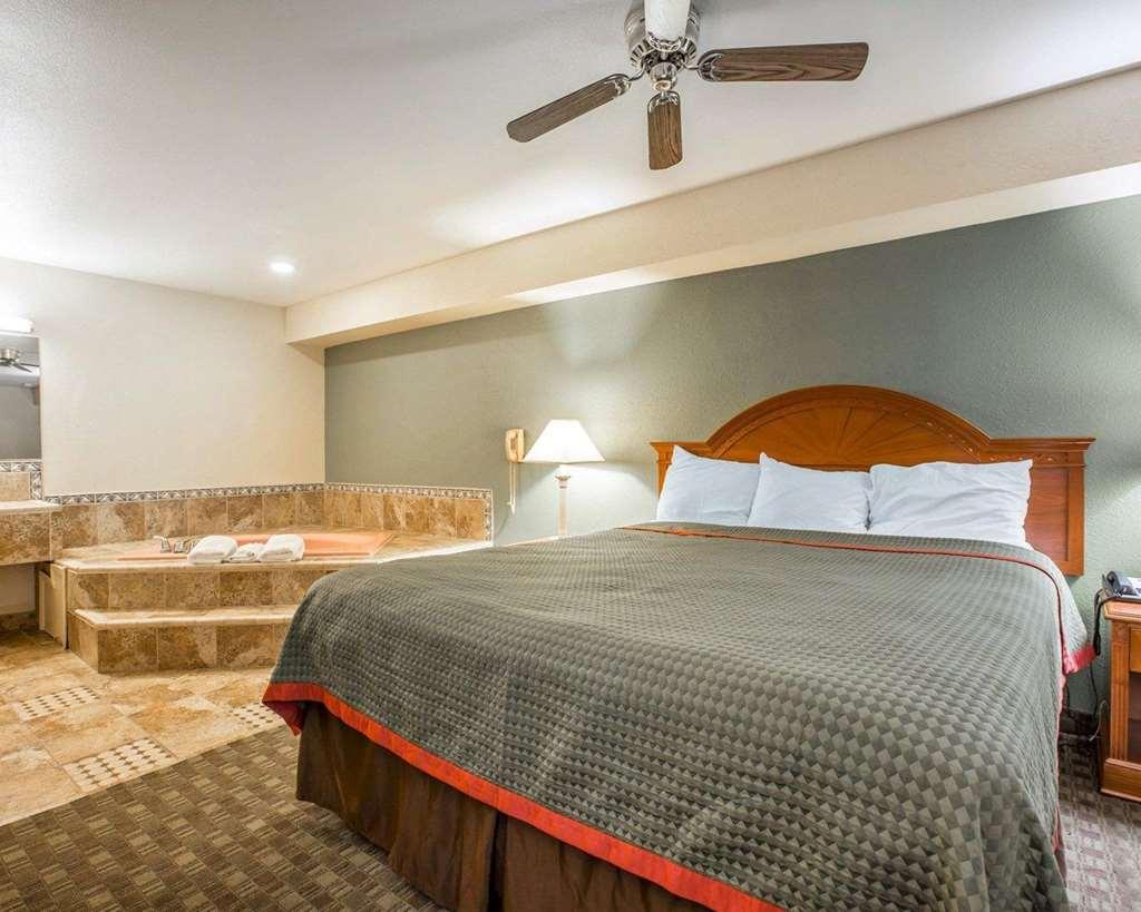Rodeway Inn Делано Номер фото