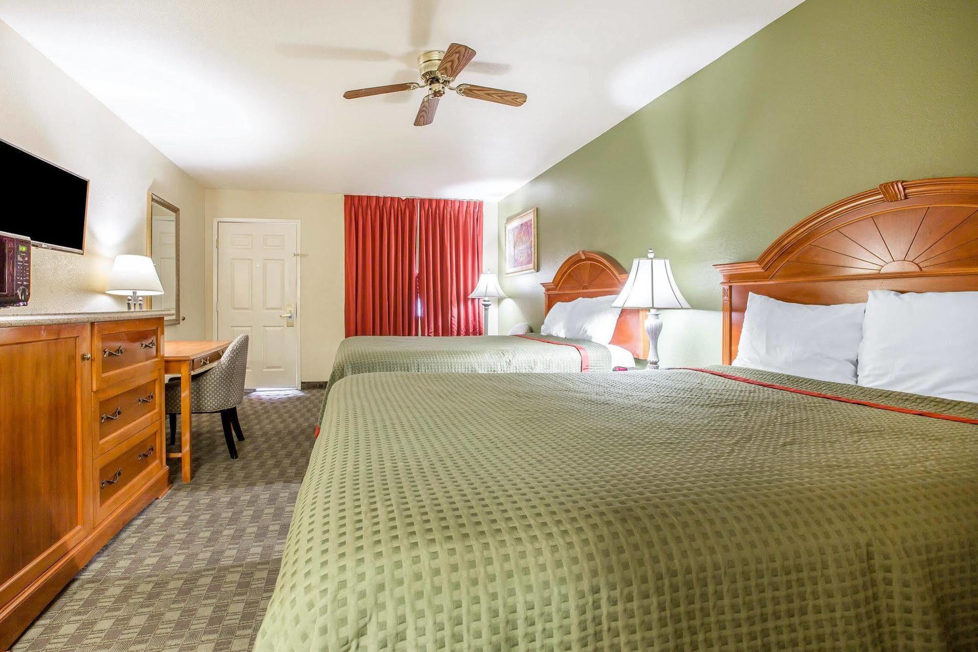 Rodeway Inn Делано Екстер'єр фото