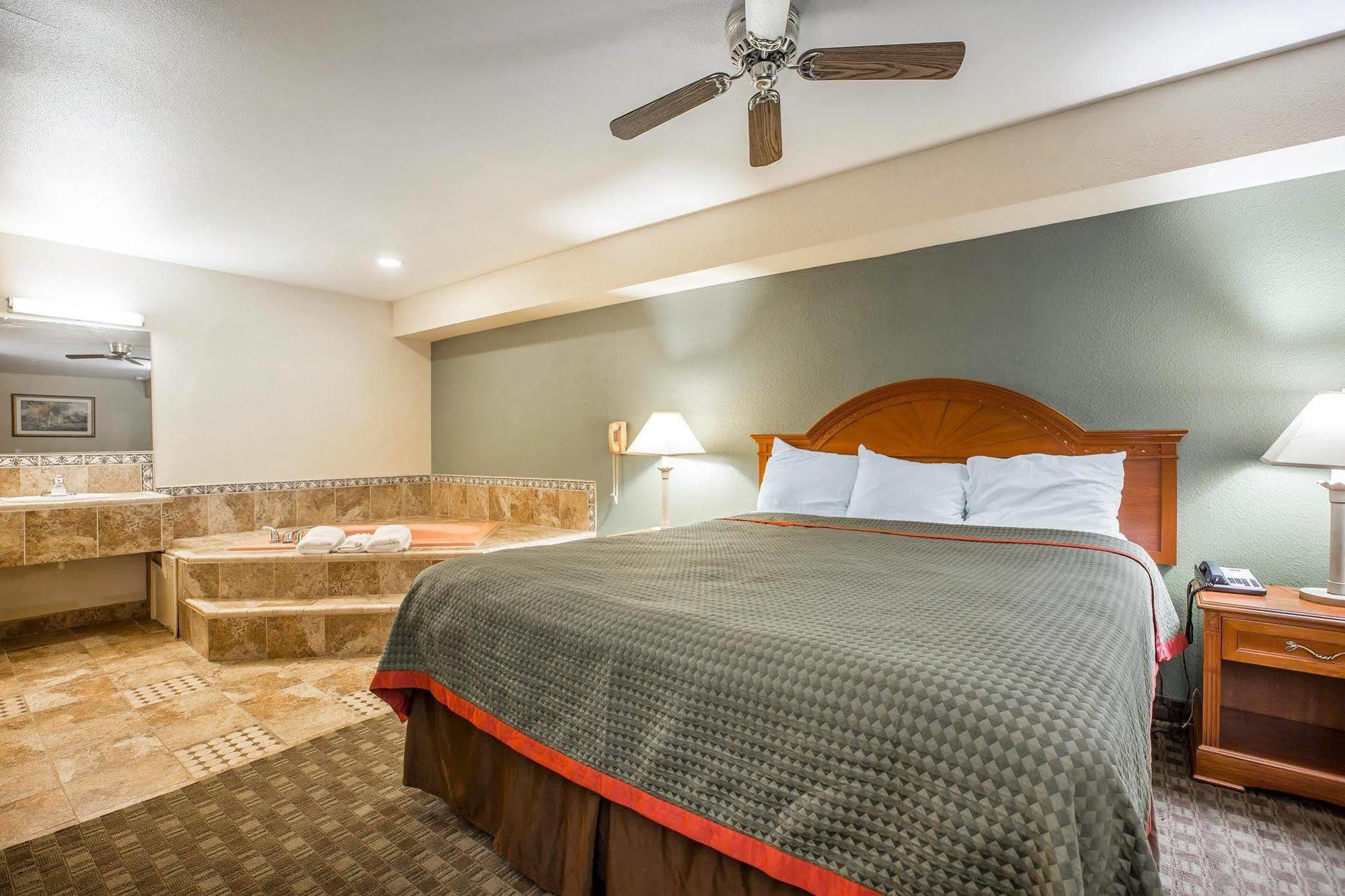 Rodeway Inn Делано Екстер'єр фото