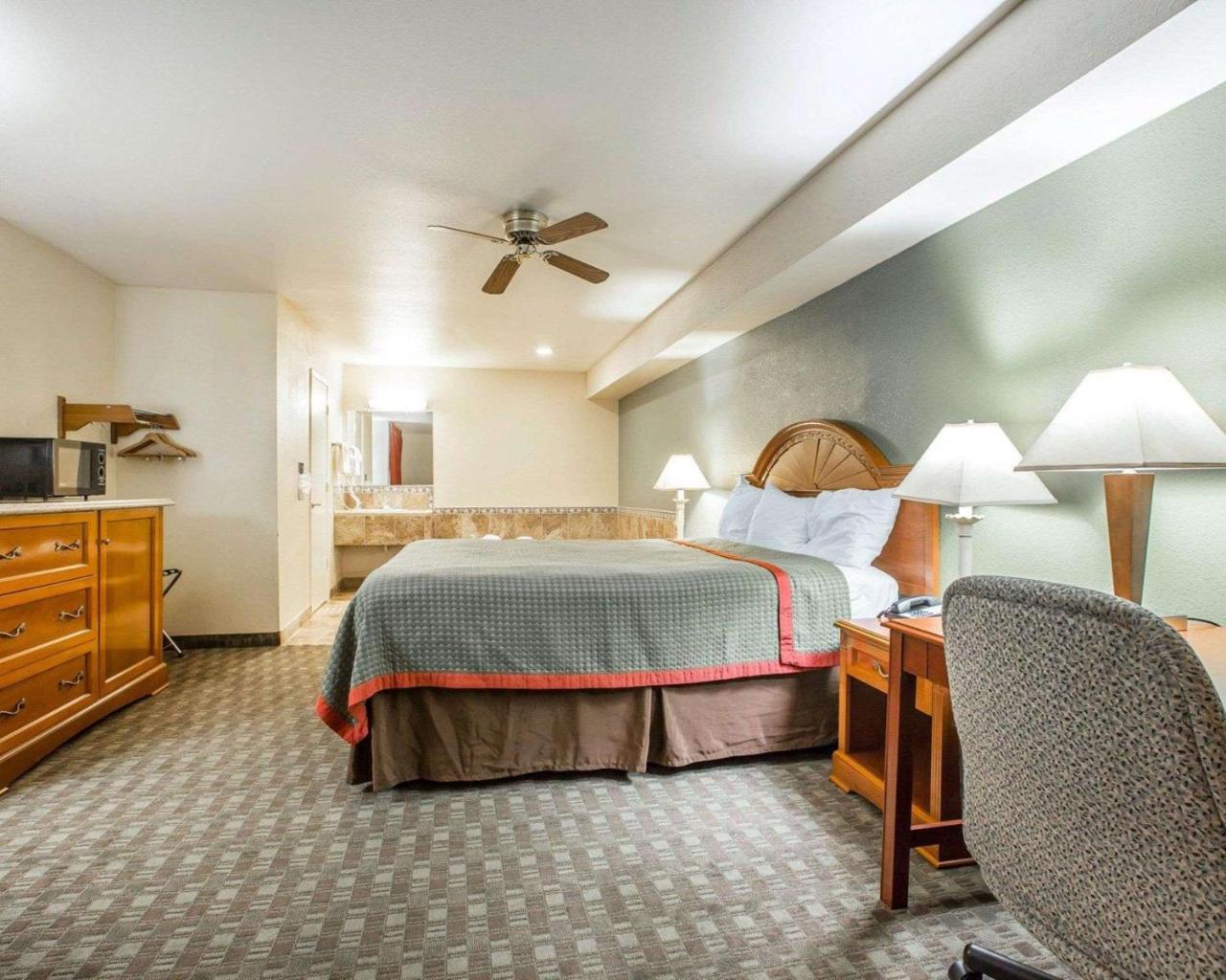 Rodeway Inn Делано Екстер'єр фото